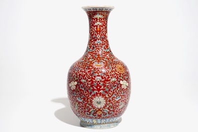 Een Chinese famille rose flesvormige vaas met rode fondkleur, Qianlong merk, 19/20e eeuw